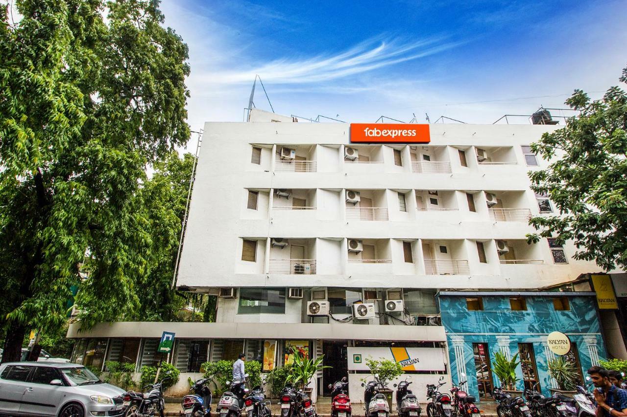 Fabexpress Kalyan - Nr Dairy Dan Circle Hotell Vadodara Exteriör bild